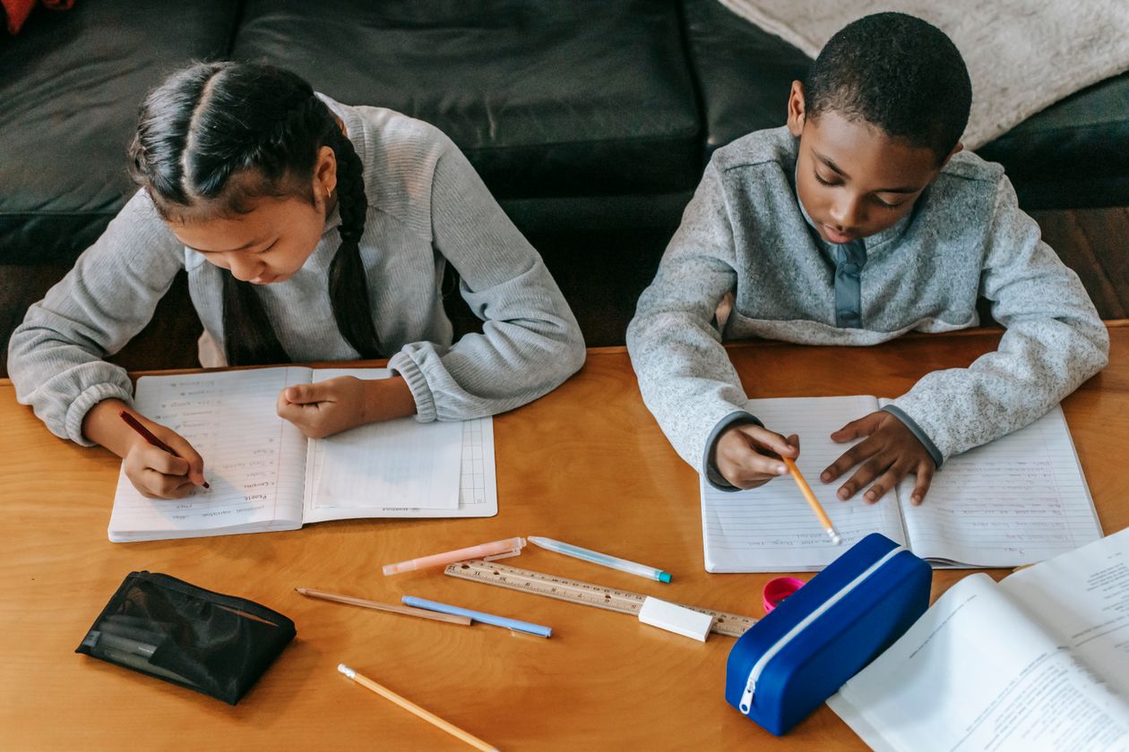 Niña realizando tareas escolares en casa