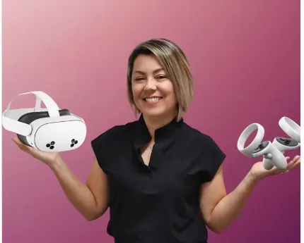 Dra. Evelyn Alvarado con un visor de realidad virtual, tecnología aplicada a la evaluación psicológica